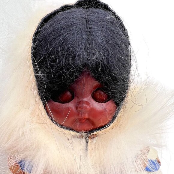 Vintage Carlson Inuit Eskimo Doll With Fur Parka On Heart Stand Sleepy Eye - Picture 8 of 8